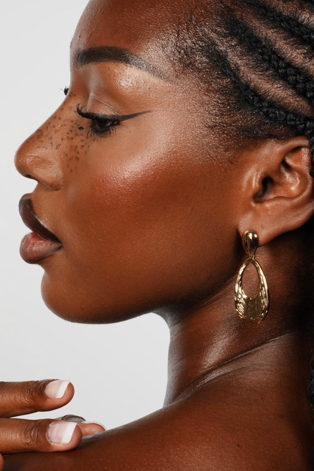 Boucles d'oreilles Liora HAOUA, portée de profil