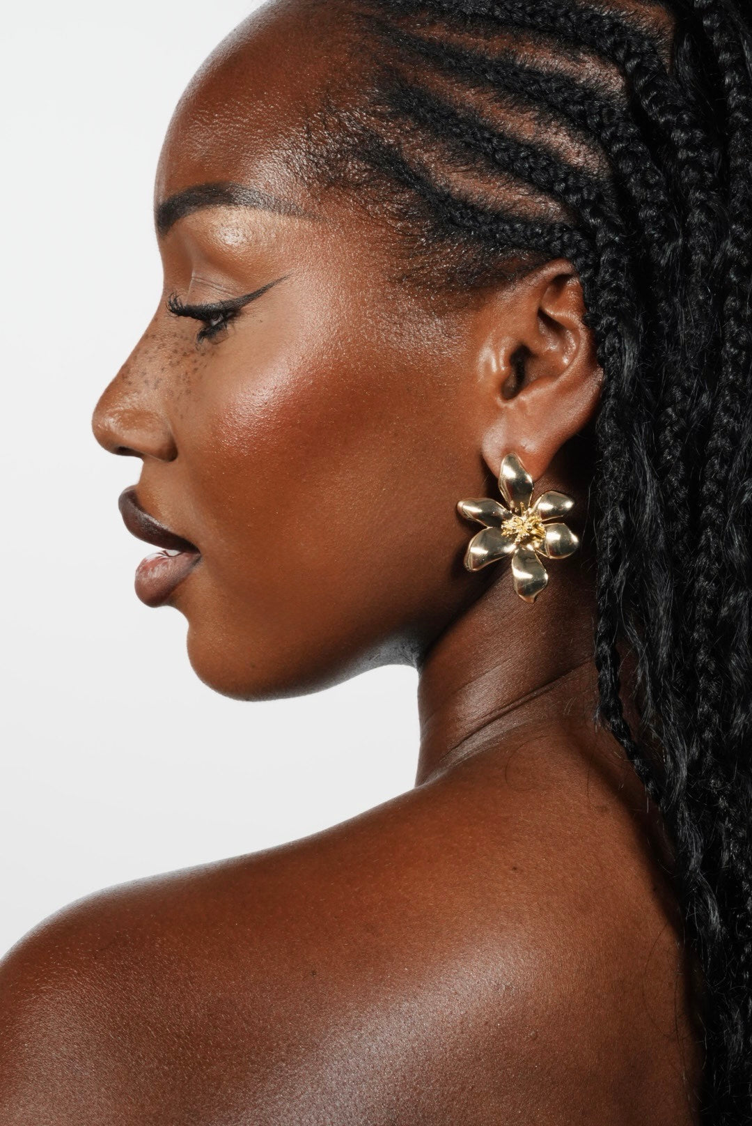 Boucles d'oreilles Dahlia HAOUA, portées de profil épaule nue